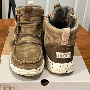 Hey Dude suede size 5